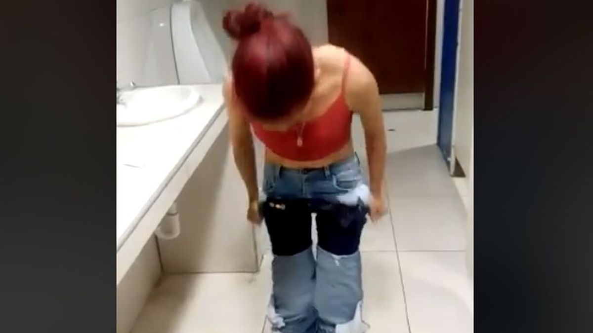 El peculiar intento de una mujer para robar pantalones: trató de salir de la tienda con 8 vaqueros puestos