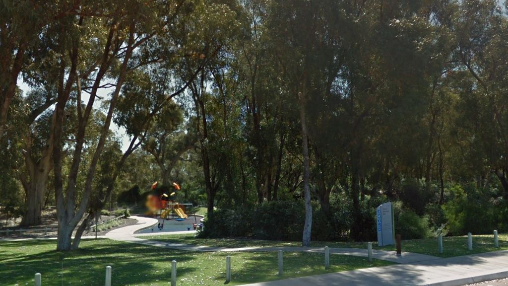 Arrestan a un hombre por dar una nota con insinuaciones sexuales y condones a niñas de 11 y 12 años en el parque