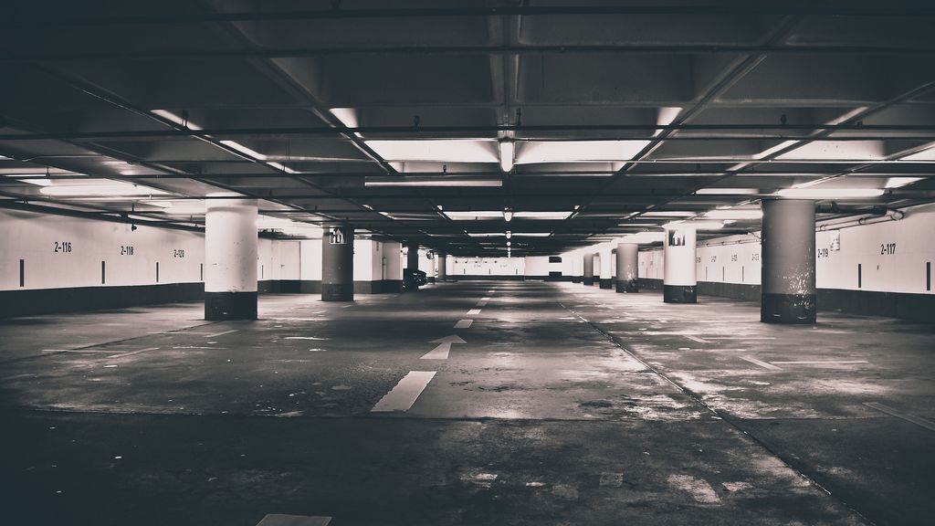 Una mujer huye precipitadamente en coche tras sentirse acorralada por un hombre encapuchado con paraguas