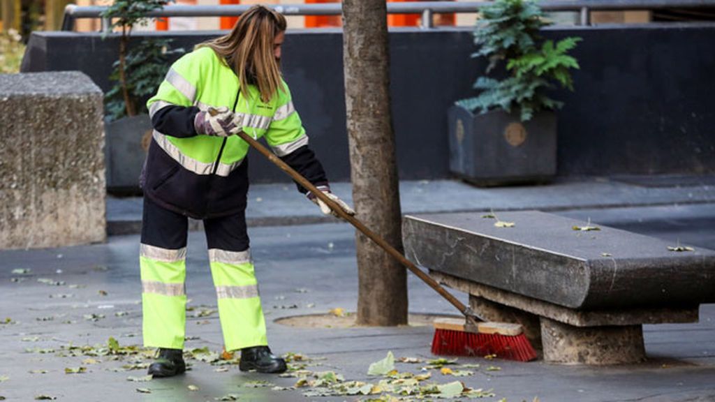 Devuelve 100 décimos de Lotería de Navidad que se encontró barriendo las calles de Alcorcón