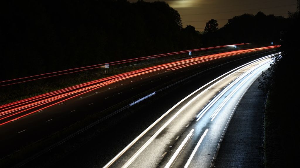 Una furgoneta blanca embiste a un turismo contra la barrera de la autopista en un aparente ataque de ira Una furgoneta blanca embiste a un turismo contra la barrera de la autopista en un aparente ataque de ira