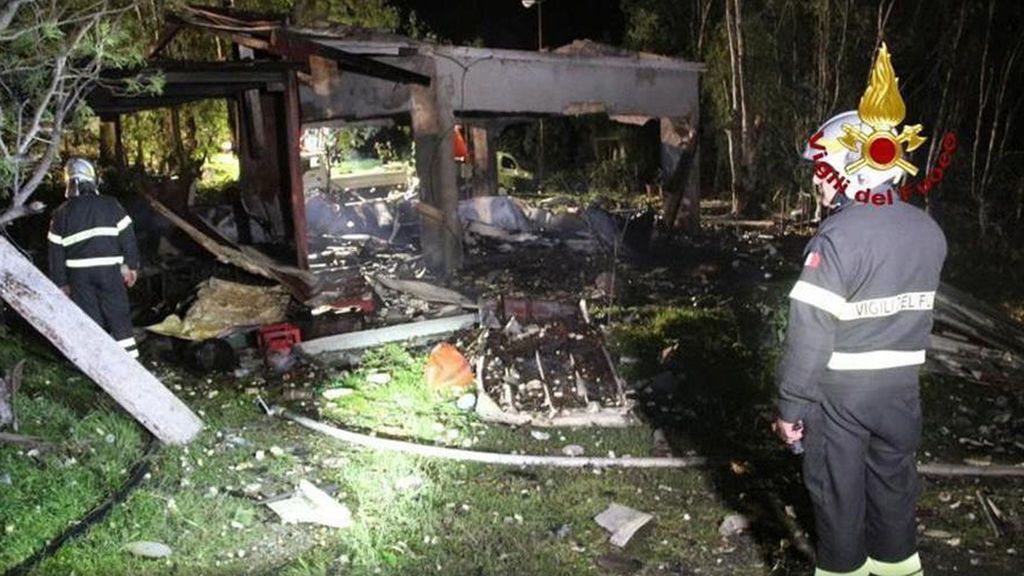 Mueren cinco personas en la explosión en una fábrica de pirotecnia en Sicilia Mueren cinco personas en la explosión en una fábrica de pirotecnia en Sicilia