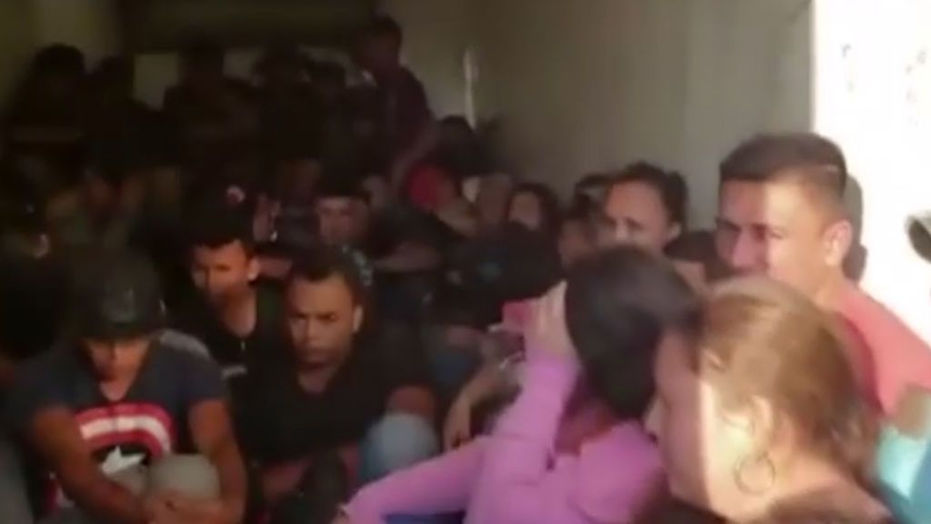 La Policía mexicana intercepta un camión lleno de inmigrantes que estaban a punto de morir asfixiados