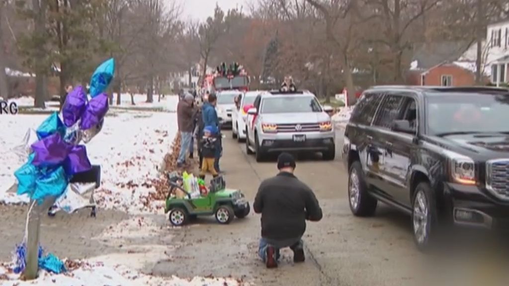 La policía y los bomberos de Chicago han escoltado un importante desfile en un barrio de la ciudad