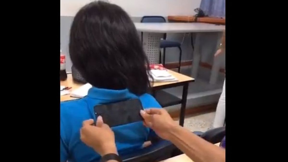 El ingenioso truco para esconder el móvil durante un examen