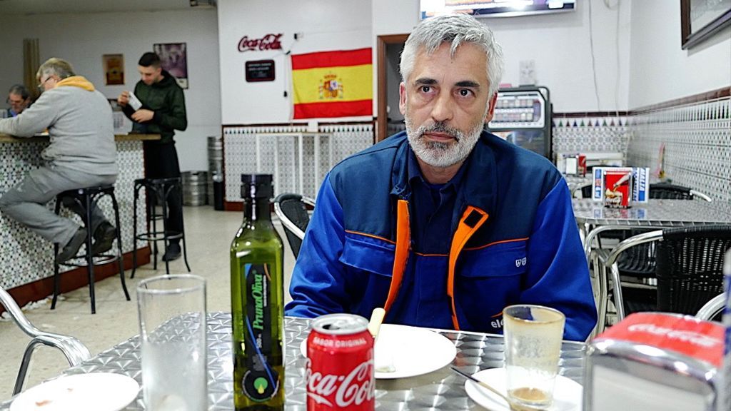 Carlos con la bandera de España al fondo