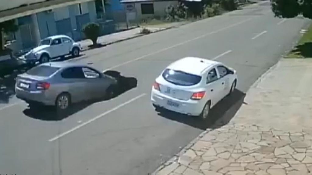 Se cuela con su coche por el enorme socavón que causó un camión en la carretera