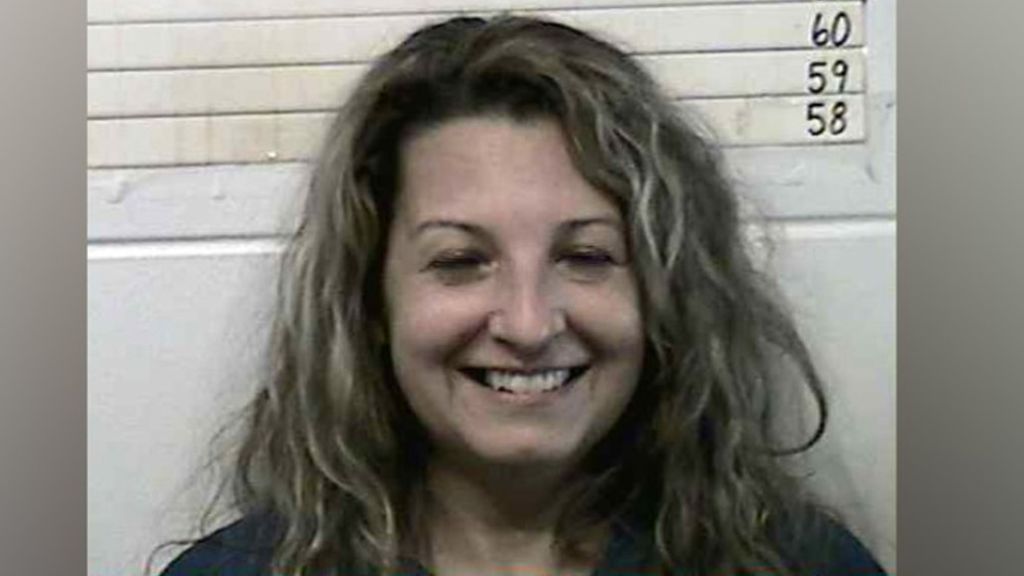 Una mujer posa sonriente en su foto policial tras cometer supuestamente un asesinato Una mujer posa sonriente en su foto policial tras cometer supuestamente un asesinato