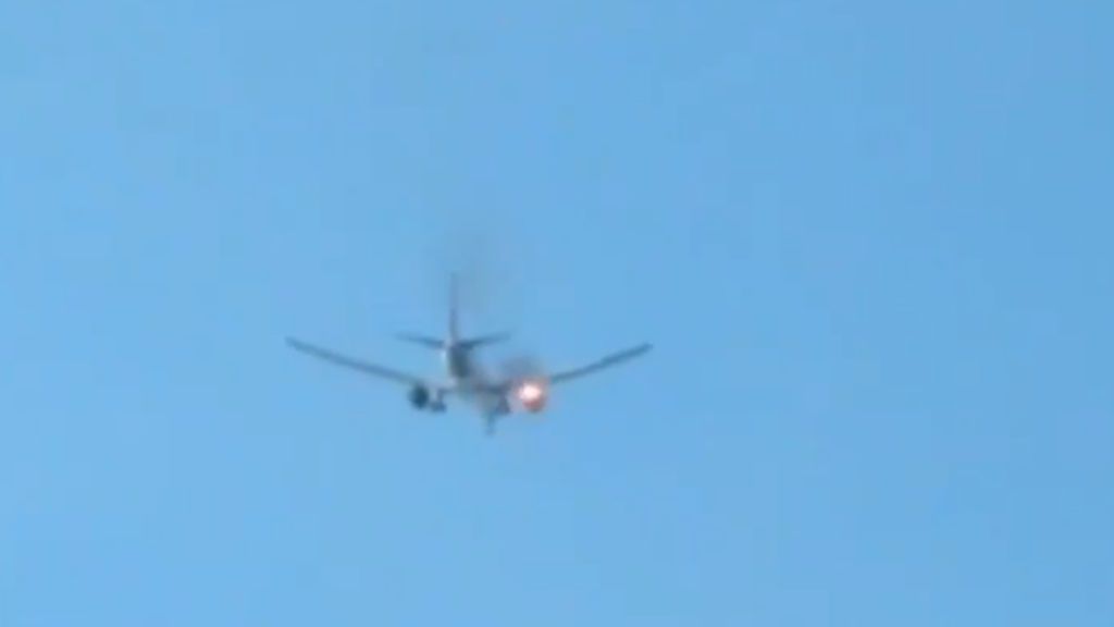 Aterriza de emergencia un Boeing 737 al incendiarse un motor poco después del despegue en Los Ángeles Aterriza de emergencia un Boeing 737 al incendiarse un motor poco después del despegue en Los Ángeles