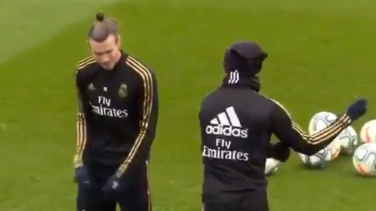 Mariano recomienda a Gareth Bale a dar los pases como si fuera golf durante el entrenamiento del Real Madrid Mariano recomienda a Gareth Bale a dar los pases como si fuera golf durante el entrenamiento del Real Madrid
