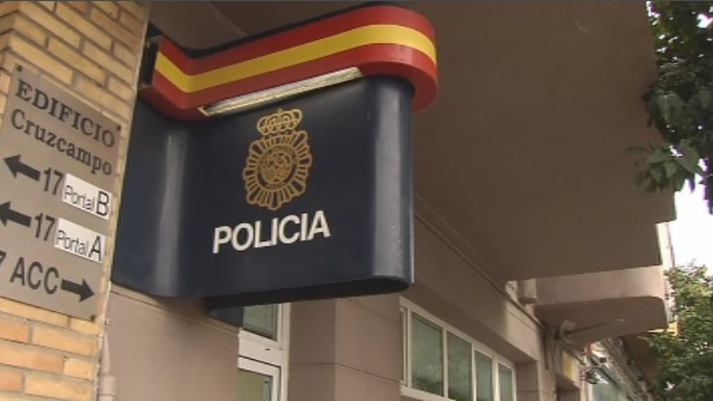 Muere un hombre tiroteado que intentó entrar en una comisaría de Sevilla con un cuchillo