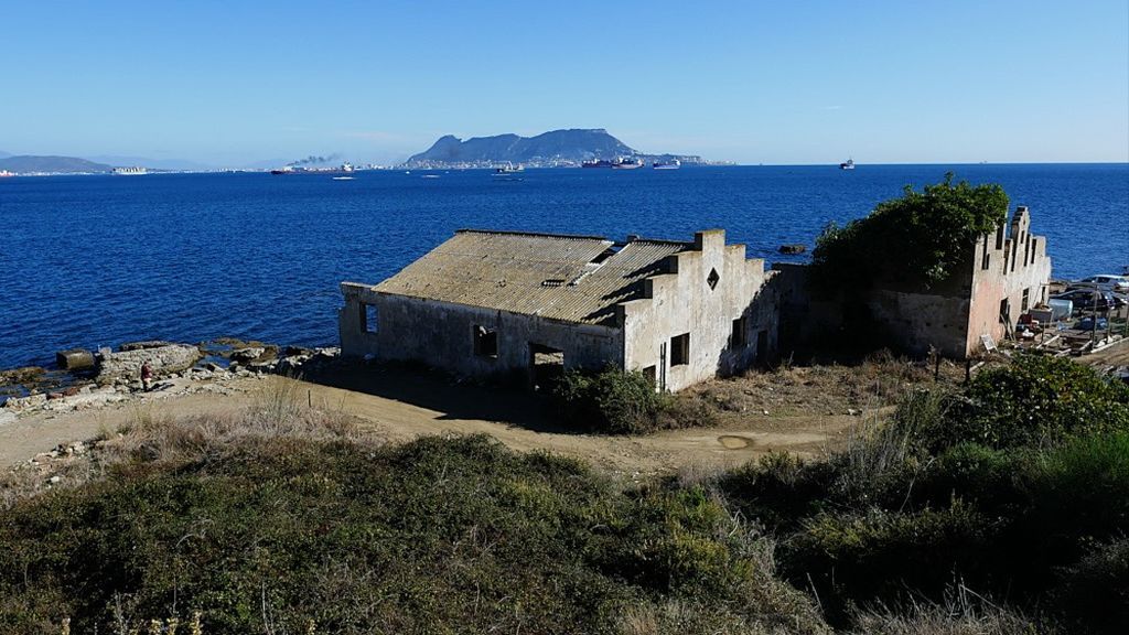 Las ruinas de la ballenera con Gibraltar al fondo