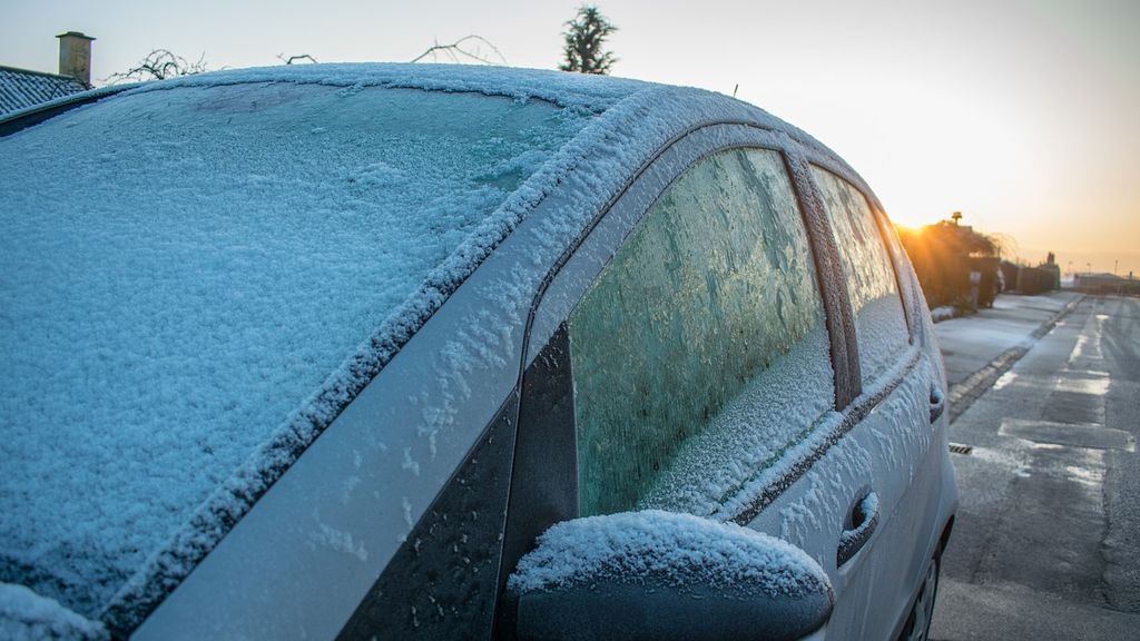 Trucos para evitar las placas de hielo en el parabrisas del coche: que cosas no debes hacer jamás para quitarlas