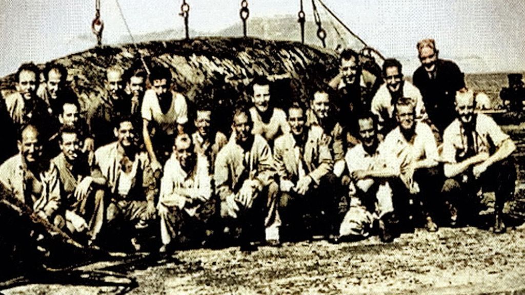 Los trabajadores de la factoría junto a uno de los cetáceos esperando ser procesado. Hacia 1950