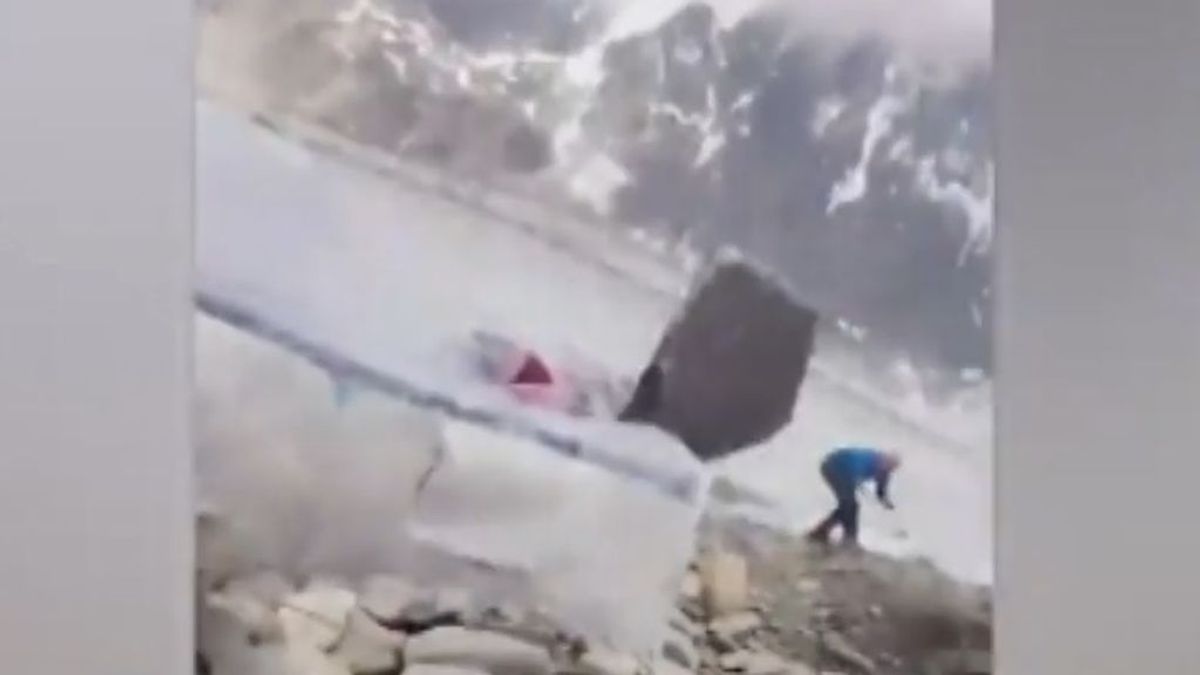 Dos excursionistas han estado a punto de ser golpeados por una roca en Pakistán