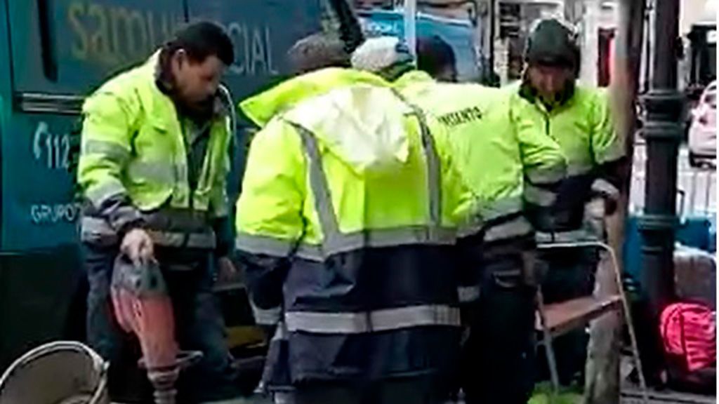 El Ayuntamiento de Madrid retira un banco situado frente a las puertas del Samur Social El Ayuntamiento de Madrid retira un banco situado frente a las puertas del Samur Social