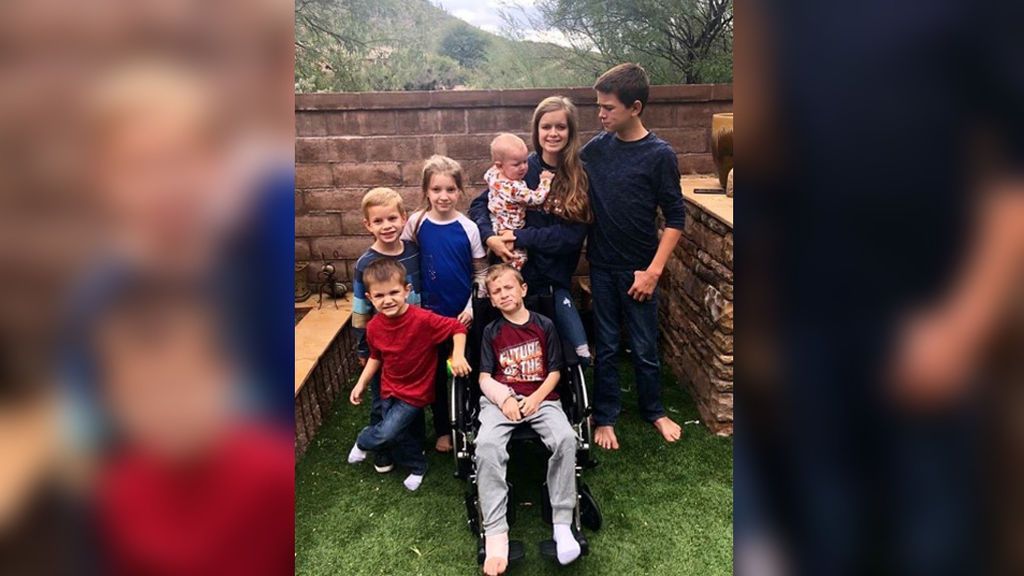 Cody, uno de los niños que sobrevivió a la masacre de Sonora, se recupera ya en casa Cody, uno de los niños que sobrevivió a la masacre de Sonora, se recupera ya en casa