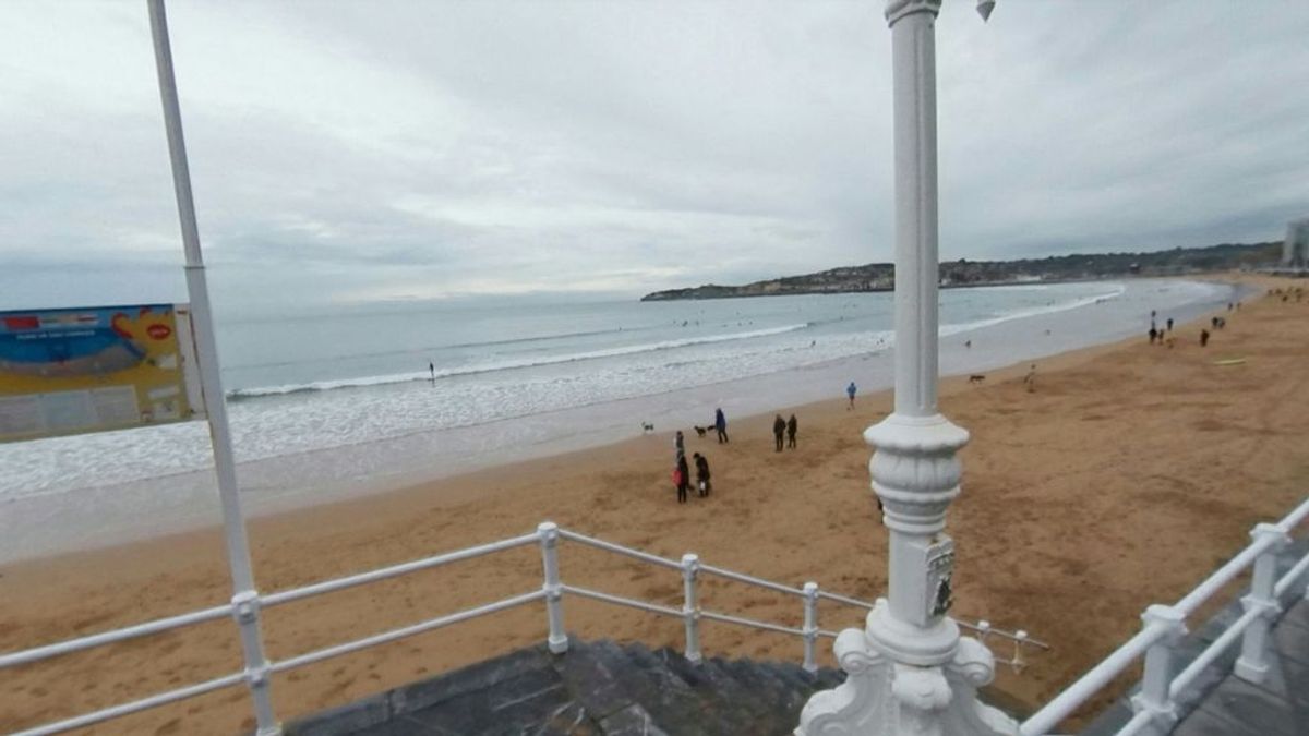 Rescatan a un surfista en una playa de Gijón después de no poder regresar a la orilla por el oleaje