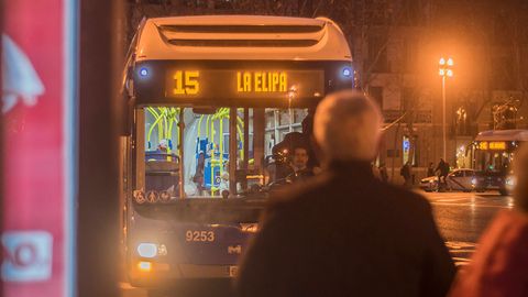Resultado de imagen de Mujeres y menores podrán bajarse de los autobuses nocturnos de Madrid fuera del itinerario