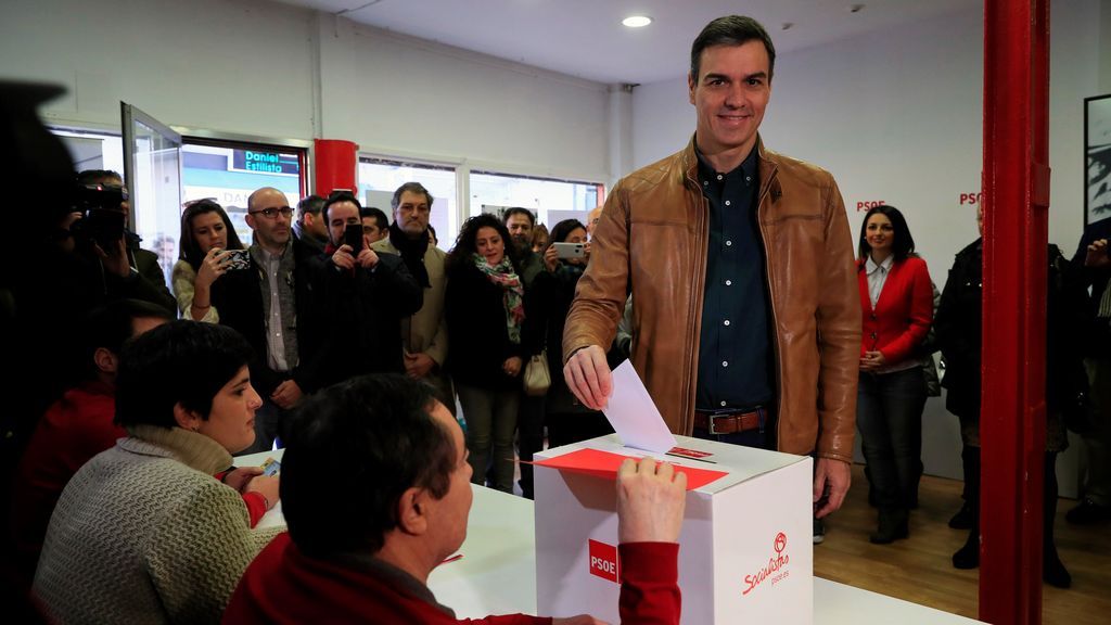 Pedro Sánchez vota en Pozuelo para avalar el preacuerdo con Unidas Podemos
