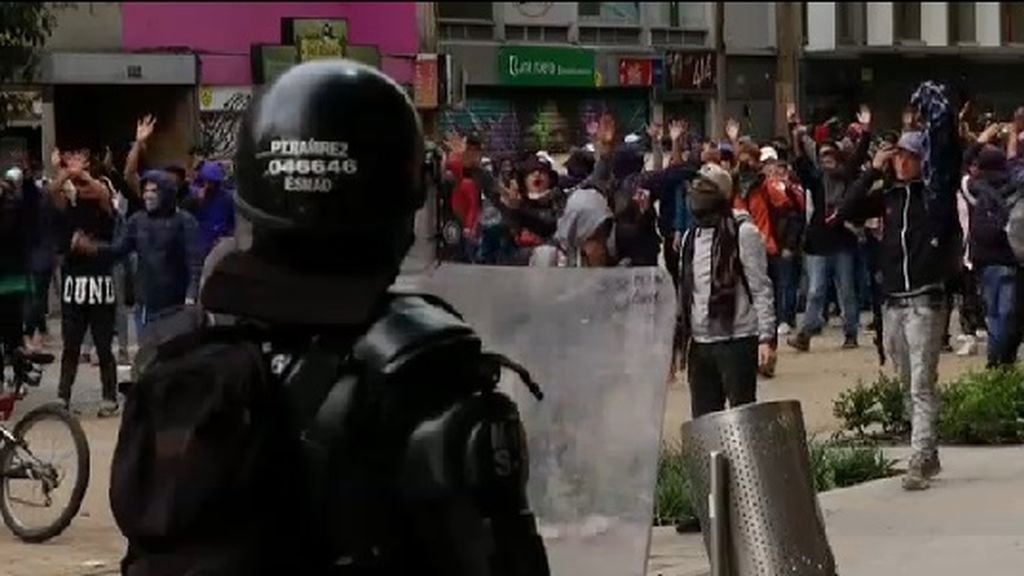 La Policía dispersa con gases lacrimógenos una gran cacerolada pacífica en Colombia