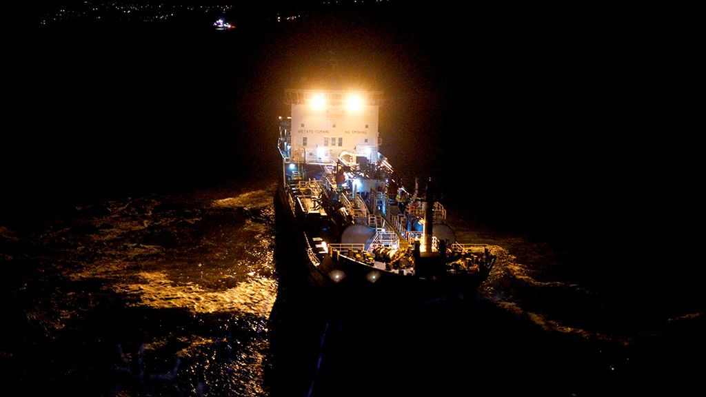 El 'Blue Star' se resiste a desencallar: fracasa un nuevo intento de remolcarlo El 'Blue Star' se resiste a desencallar: fracasa un nuevo intento de remolcarlo