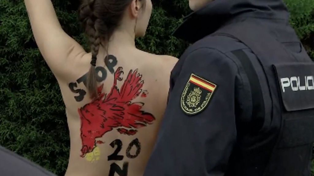 Femen irrumpe en una marcha  de "¡Al fascismo, ni honor ni gloria