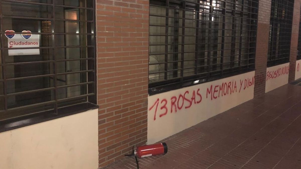 "13 rosas, memoria y dignidad. Fascismo nunca": atacan las sedes de Vox y Ciudadanos en Alcorcón