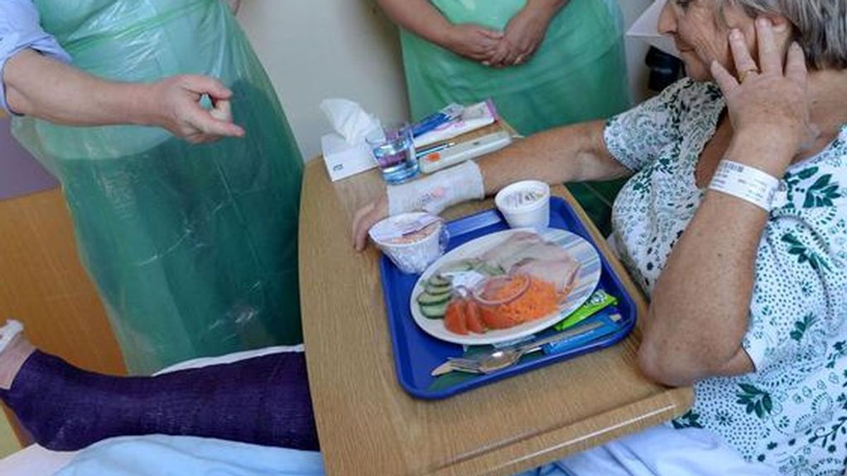Una paciente ingresada en un hospital de Murcia encuentra una cucharacha viva en su comida