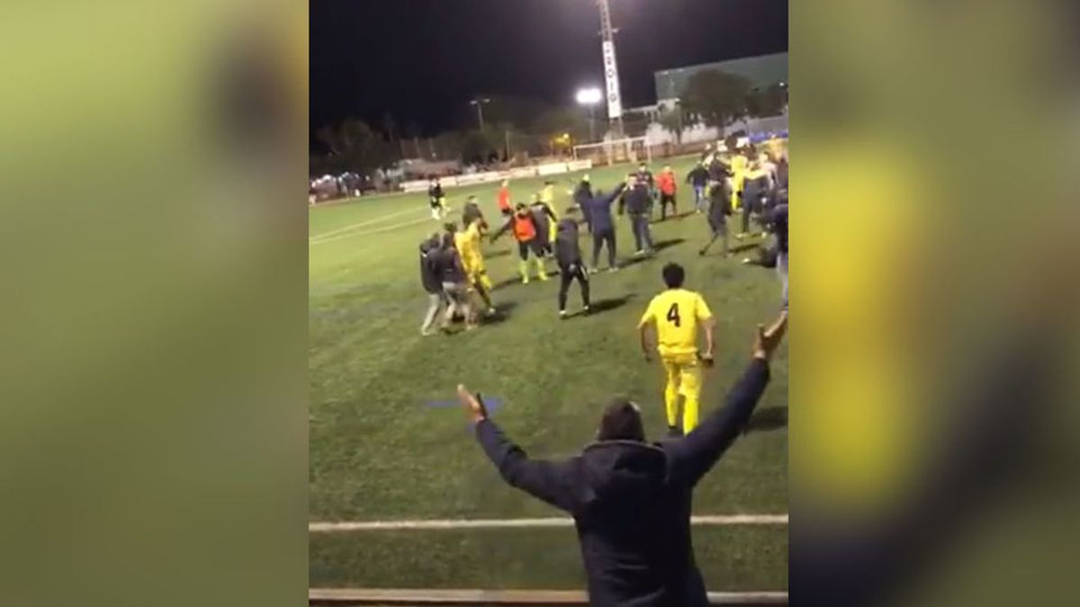 Multitudinaria pelea entre dos equipos juveniles tras un gol en el último minuto en Mallorca Multitudinaria pelea entre dos equipos juveniles tras un gol en el último minuto en Mallorca