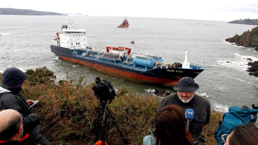 Tercer intento de reflotar el quimiquero encallado en la ría de Ares Tercer intento de reflotar el quimiquero encallado en la ría de Ares