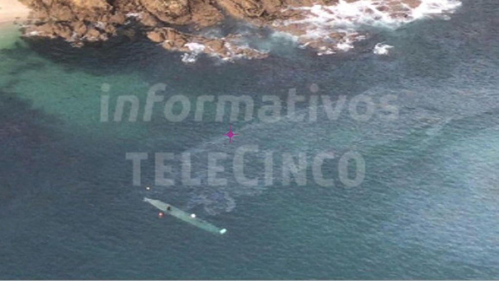 Trasladan al primer narcosubmarino de Europa hacia el puerto de Aldán, Pontevedra