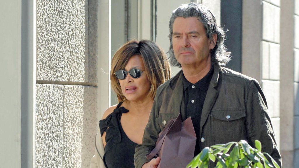 Tina Turner y Erwin Bach, de compras por Milán en 2008