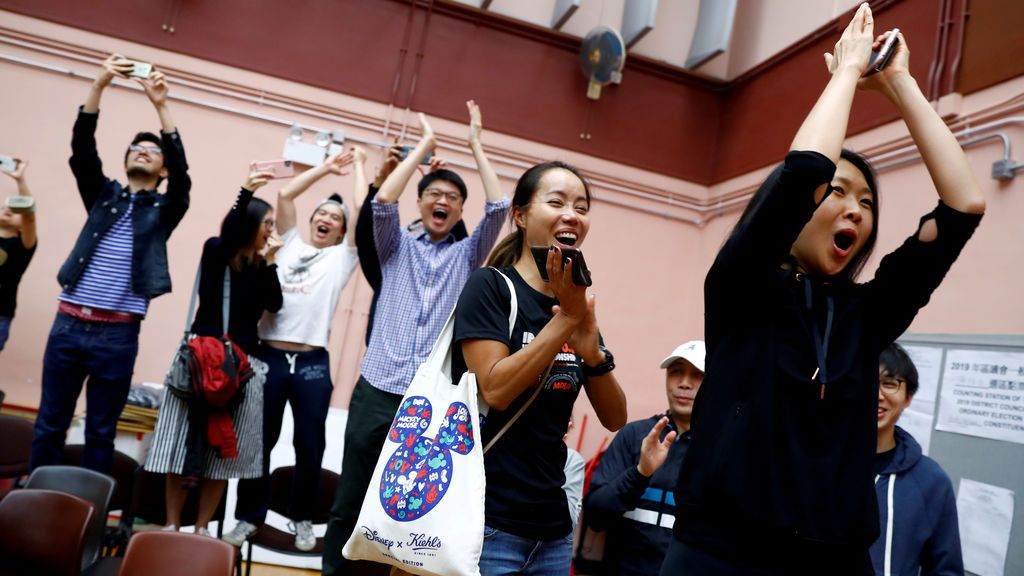 Hong Kong vota masivamente prodemocracia