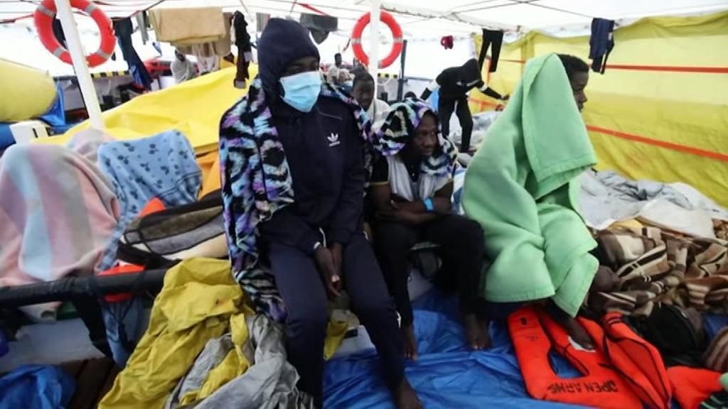 Italia permite el desembarco de 151 migrantes tras cuatro días a la deriva Italia permite el desembarco de 151 migrantes tras cuatro días a la deriva