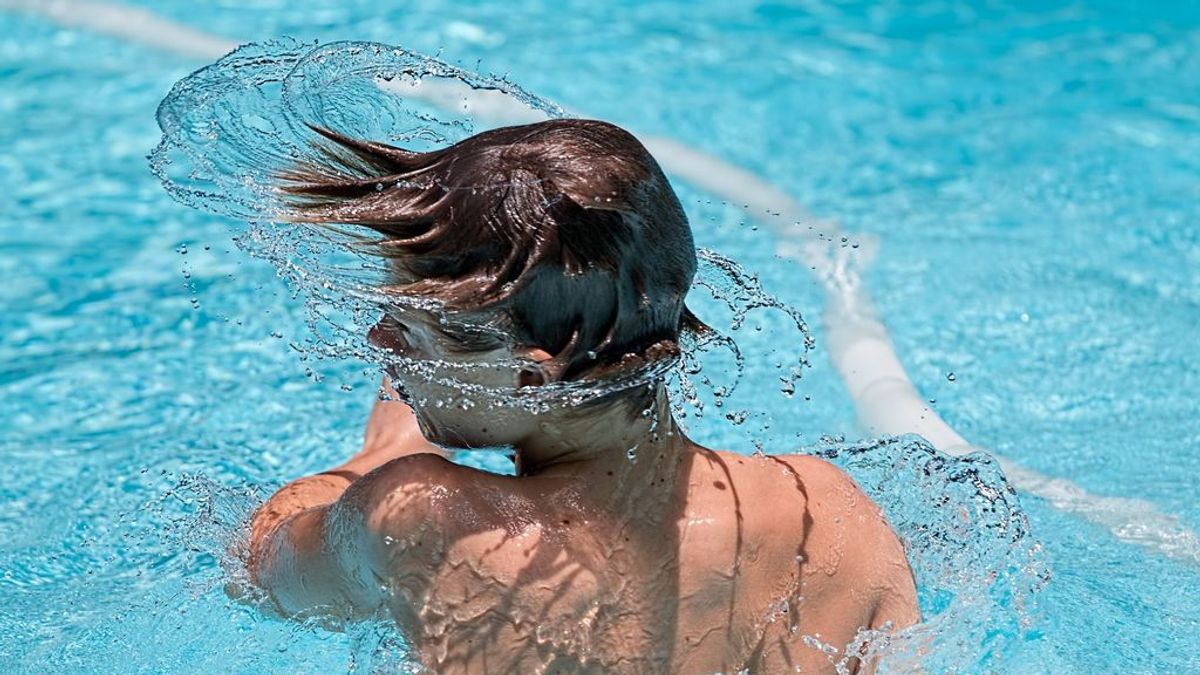 Sacudir la cabeza para expulsar el agua de los oídos podría causar daño cerebral