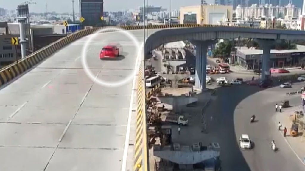 Un conductor que circulaba a más de 100 km/h pierde el control y vuela en un puente en India