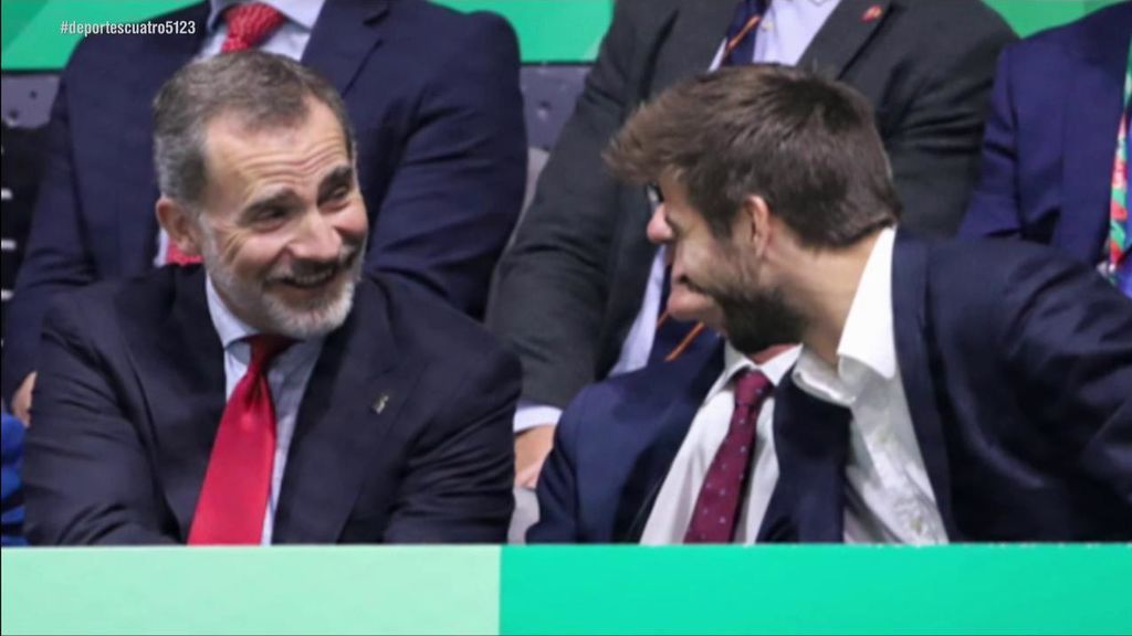 Piqué y el Rey Felipe VI intercambian risas en el palco de la Copa Davis