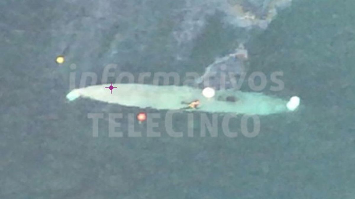 Trasladan al primer narcosubmarino de Europa hacia el puerto de Aldán, Pontevedra