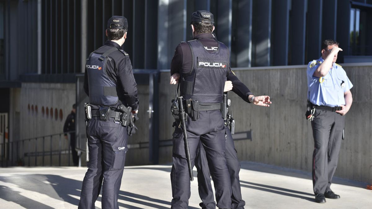 Nueve detenidos en la nueva fase de la operación Oikos por una prima para condicionar el ascenso a la Primera División Nueve detenidos en la nueva fase de la operación Oikos por una prima para condicionar el ascenso a la Primera División