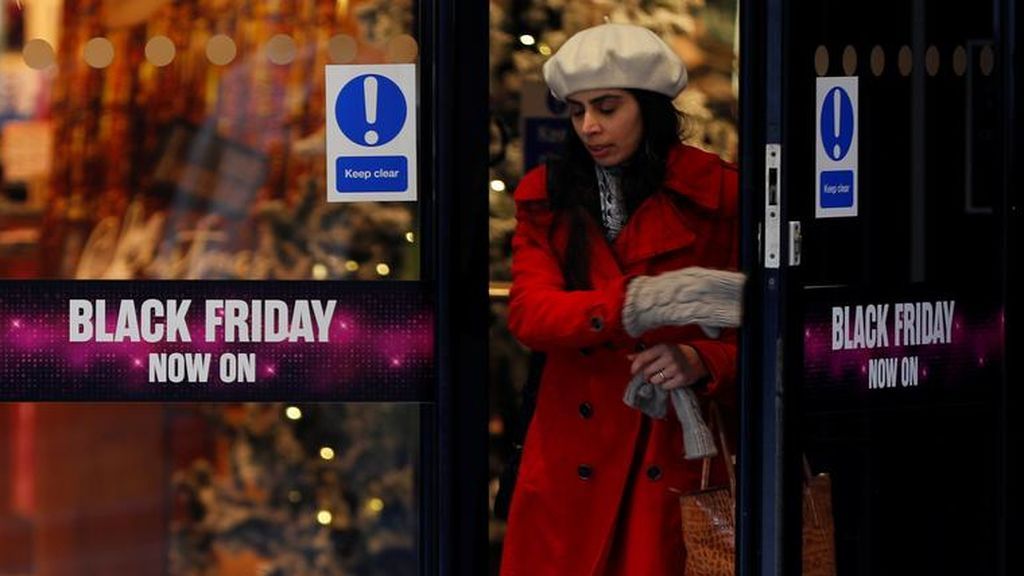 Una clienta sale de un centro comercial