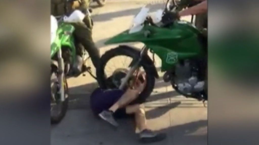 Crisis en Chile: Carabineros atropellan con su moto a un manifestante Crisis en Chile: Carabineros atropellan con su moto a un manifestante