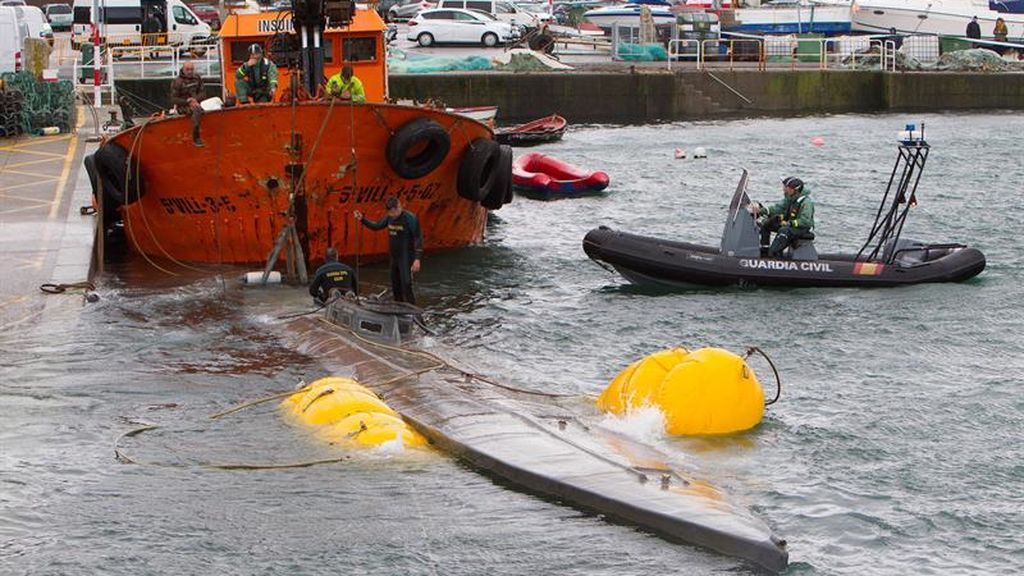 Consiguen remolcar el narcosubmarino encontrado en Punta Couso, Galicia