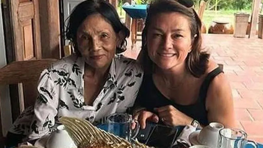 Emotivo encuentro de una madre vietnamita y su hija 40 años después de ser adoptada por una familia de EEUU
