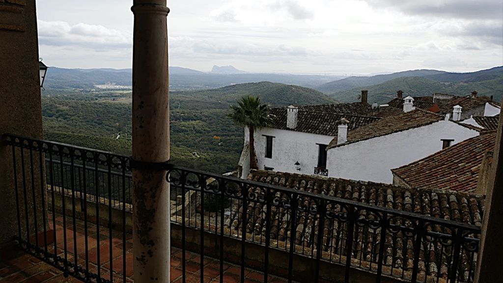 Vista desde el alcázar con Gibraltar al fondo