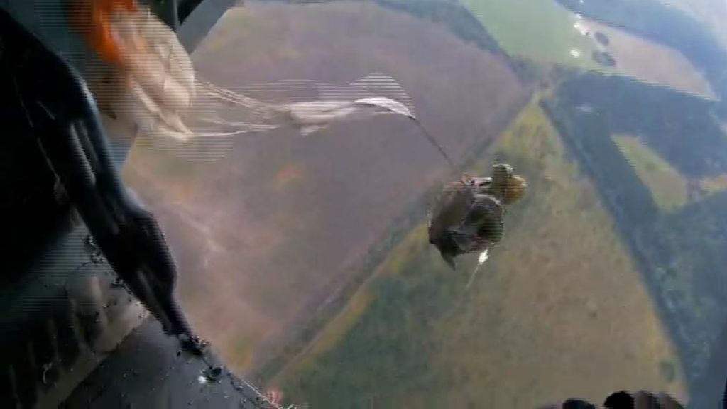 Su paracaídas se engancha en la estructura del avión y cae al vacío sin control