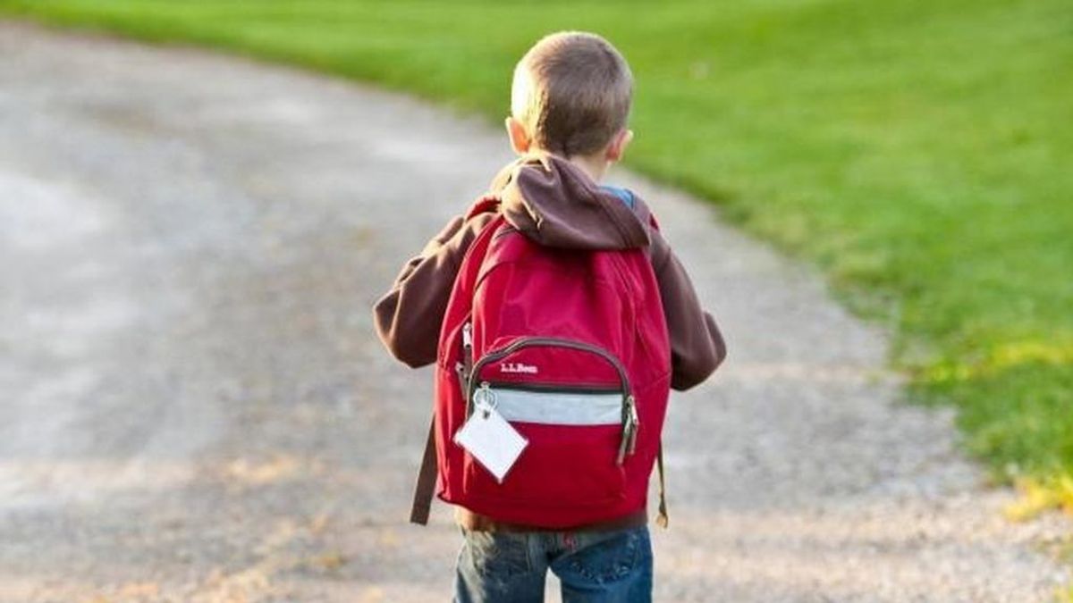 Niño pasea con su mochila
