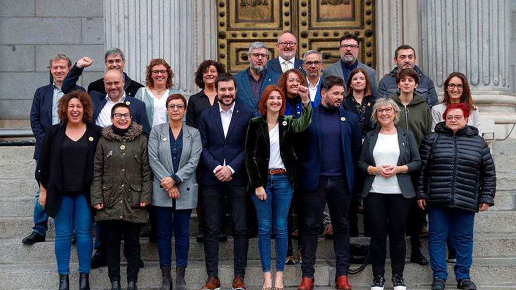 Los diputados y senadores de ERC se fotografían en la escalinata del Congreso Los diputados y senadores de ERC se fotografían en la escalinata del Congreso