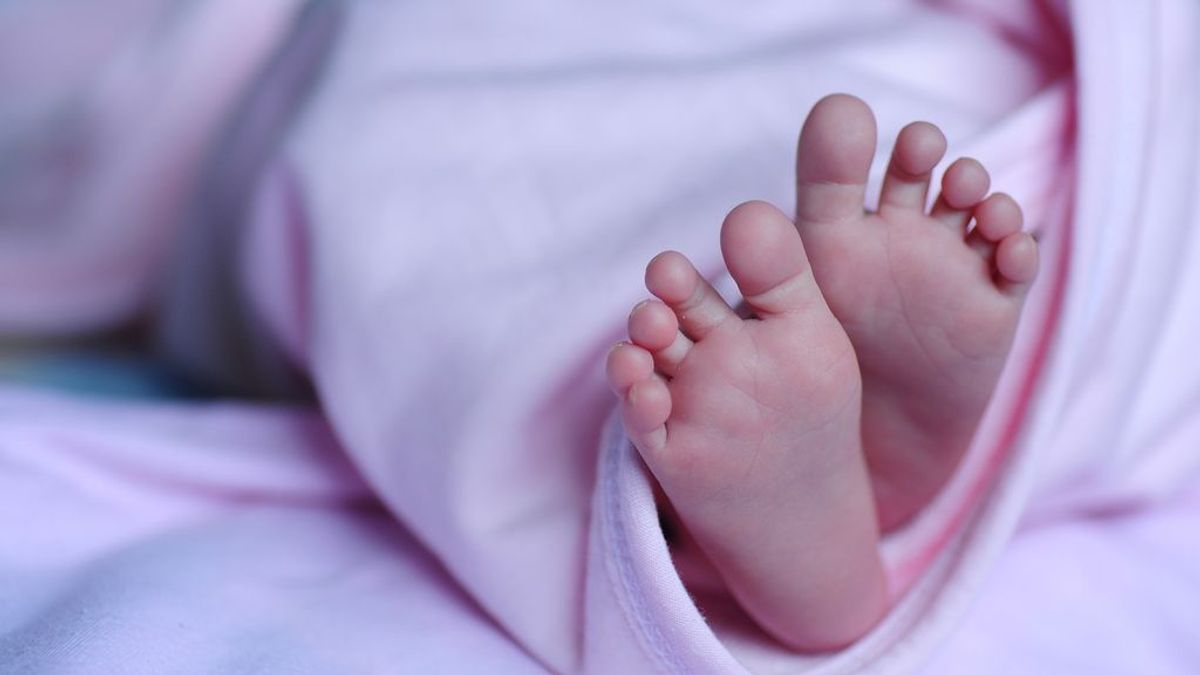 Realizan un cesárea a una recién nacida 'embarazada' de su hermano gemelo