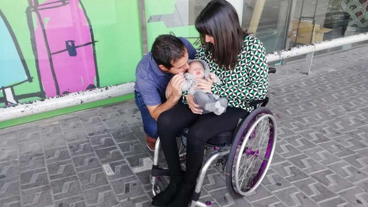 Una mujer en silla de ruedas da a luz a su bebé en Barcelona